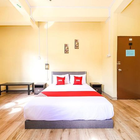 Oyo 703 Myra Hotel Мерсинг Екстериор снимка