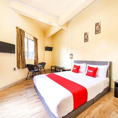 Oyo 703 Myra Hotel Мерсинг Екстериор снимка