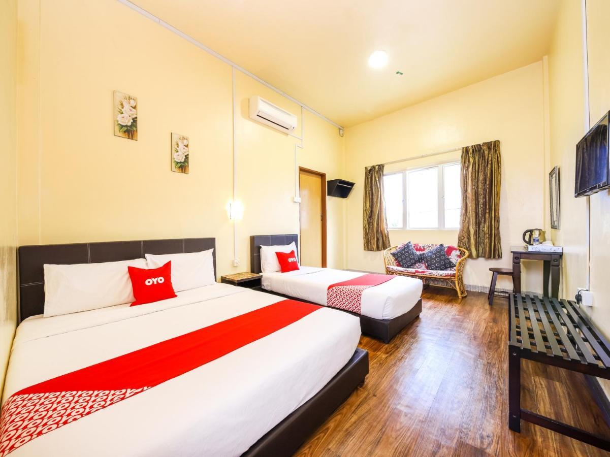 Oyo 703 Myra Hotel Мерсинг Екстериор снимка